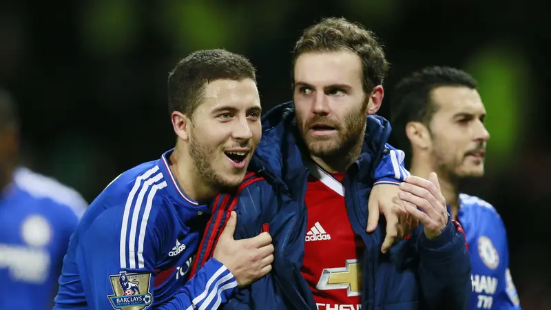 Gelandang Manchester United Juan Mata (kanan) tidak pernah mengalahkan andalan Chelsea Eden Hazard.