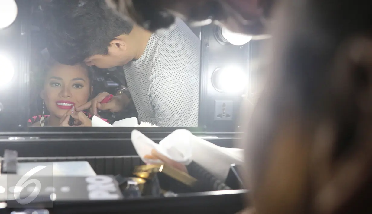 Aurel Hermansyah saat di make up untuk pembuatan video klip di kawasan Tanjung Duren, Jakarta, Jumat (23/09). Video klip untuk remix lagunya berjudul Separuh Jiwaku Pergi. (Liputan6.com/Herman Zakharia)