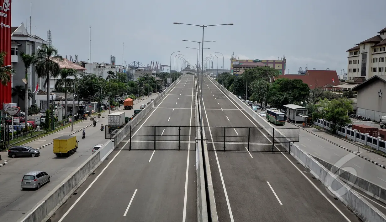 Sejumlah kendaraan saat melintas di bawah proyek jalan tol Pelabuhan Tanjung Priok, Jakarta, Rabu (25/3/2015). Pemerintah Provinsi DKI Jakarta mendorong konsorsium Tol Akses Tanjung Priok (ATP) agar mempercepat pembangunannya. (Liputan6.com/Faizal Fanani)