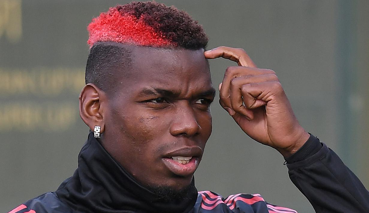 Paul Pogba dengan gaya rambut merah dan sedikit berwana putih saat mengiikuti latihan bersama Manchester United di Manchester Training Center, Carrington, (11/9/2017). Fans asal Indonesia bahkan mendukung warna tersebut. (AFP/Paul Ellis)