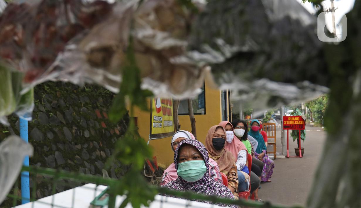 Calon pembeli mengantre dengan menerapkan pembatasan jarak fisik atau physical distancing di Taman Anyelir 3, Depok, Selasa (28/4/2020). Penerapan jaga jarak fisik dilakukan agar tidak terjadi penumpukan pelanggan sebagai upaya pencegahan penyebaran COVID-19. (Liputan6.com/Herman Zakharia)