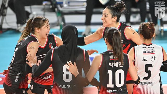 Foto: Ekspresi Kagum Giovanna Milana dan Rekan Satu Tim di Red Sparks Setelah Megawati Hangestri Tampil Menawan di Laga Perdana
