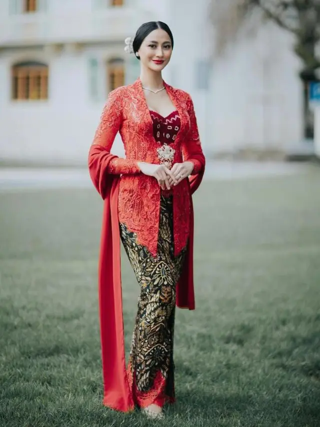 6 Potret Puteri Indonesia Ayu Maulida Berkebaya Merah saat Menikah secara Sipil di Swiss