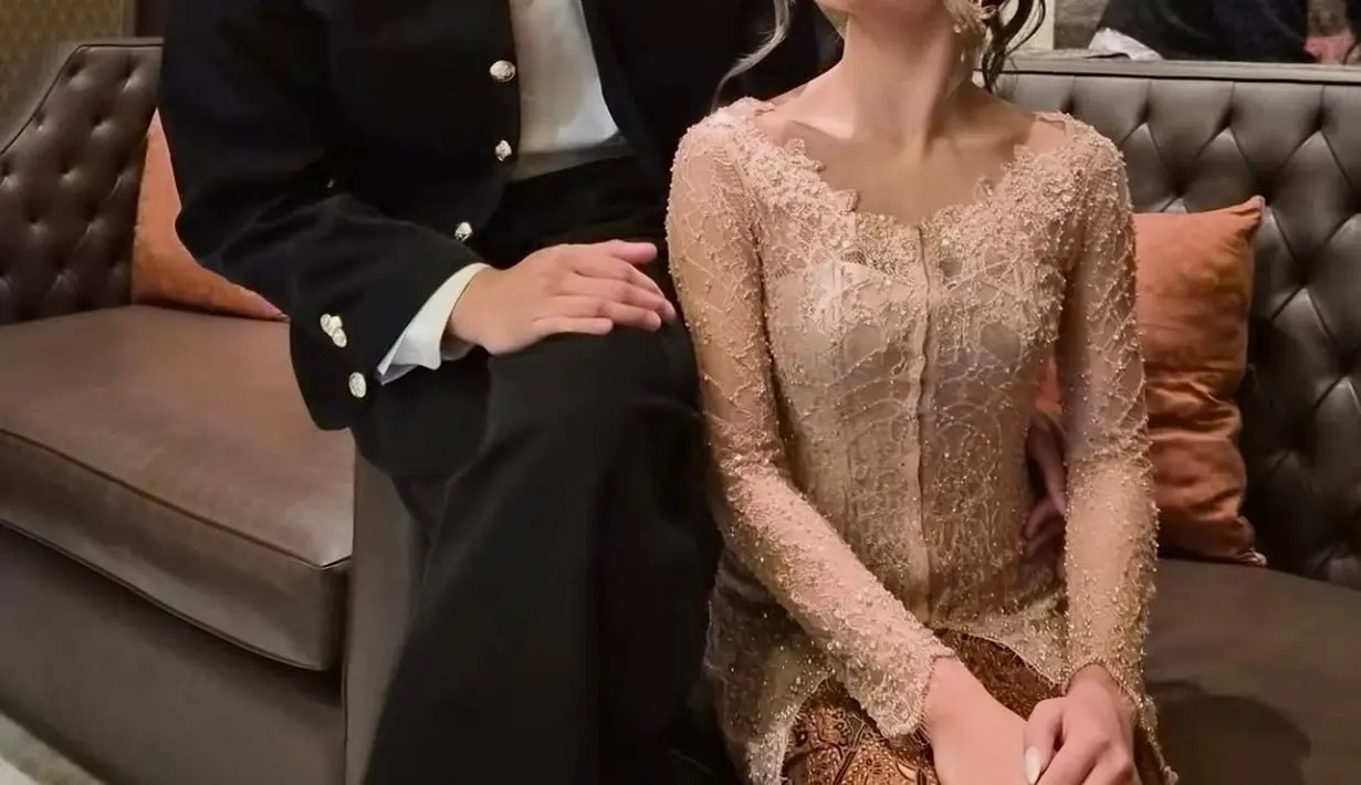 Baila pun tampak serasi dengan kekasihnya yang mengenakan jas hitam dengan kancing emas dipadukan inner kemeja putih dan celana panjang hitam. [@bailafauri]