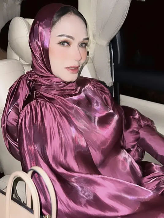 <p>Berada di Aceh, Bunda Corla tampil berbeda. Ia tampil mengenakan kerudung warna merah burgundy yang diikatkan ke leher dan rambut yang sedikit keluar. @corla_2</p>
