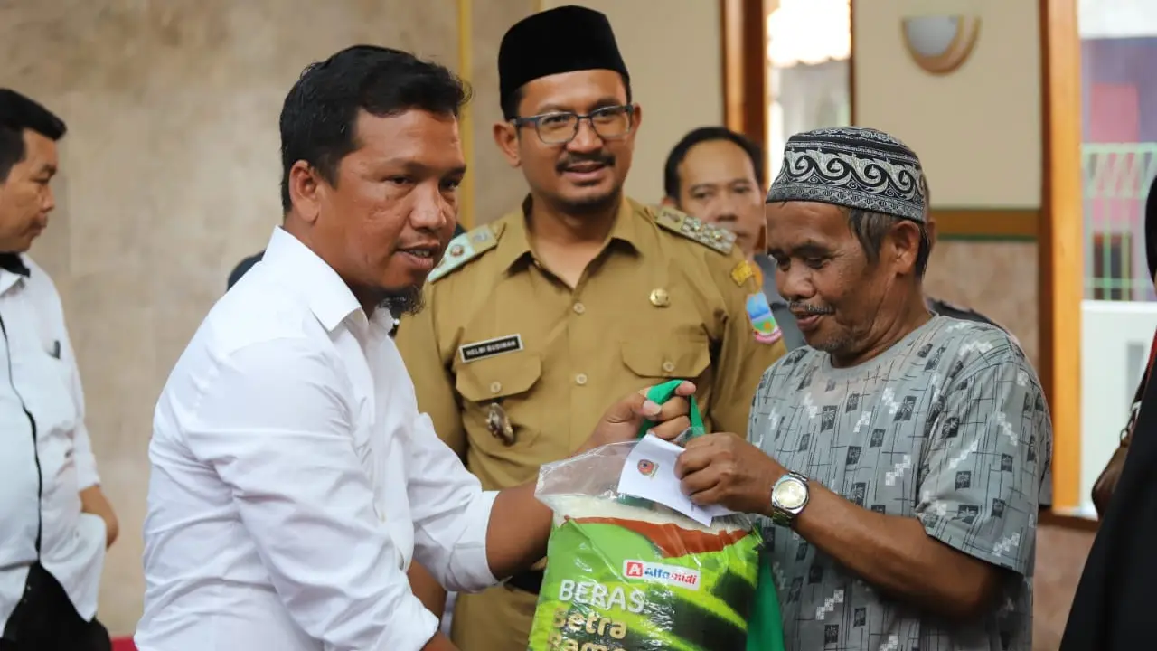 Ketua PWI Garut Ari Maulana Karang disaksikan Wakil Bupati Garut Helmi Budiman, memberikan paket sembako bagi warga Garut, dalam bakti sosial rangkain HPN di Garut.