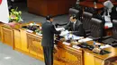 Kemenkumham Amir Syamsudin (kiri) seusai memberikan laporan tentang pandangan pemerintah kepada Wakil Ketua DPR RI Pramono Anung (kanan), Jakarta, Rabu (24/9/2014) (Liputan6.com/Andrian M Tunay)