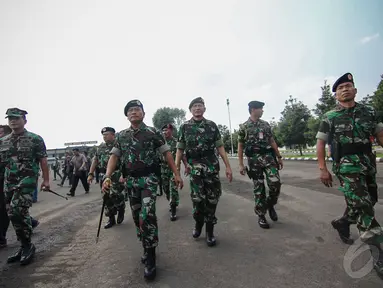 Didampingi Kapuspen TNI Mayjen TNI Fuad Basya, Panglima TNI Jenderal TNI Moeldoko melakukan inspeksi mendadak ke satuan-satuan yang ada di Jakarta, Jumat (2/5/2014) (Liputan6.com/Faizal Fanani).