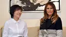 Ibu Negara AS Melania Trump dan Istri PM Jepang,  Akie Abe saat mengunjungi toko mutiara di distrik Ginza, Tokyo (5/11). Presiden AS Donald Trump dan Melania memulai kunjungannya ke Asia yang dimulai dari Jepang. (AFP Photo/Pool/Katsumi Kasahara)
