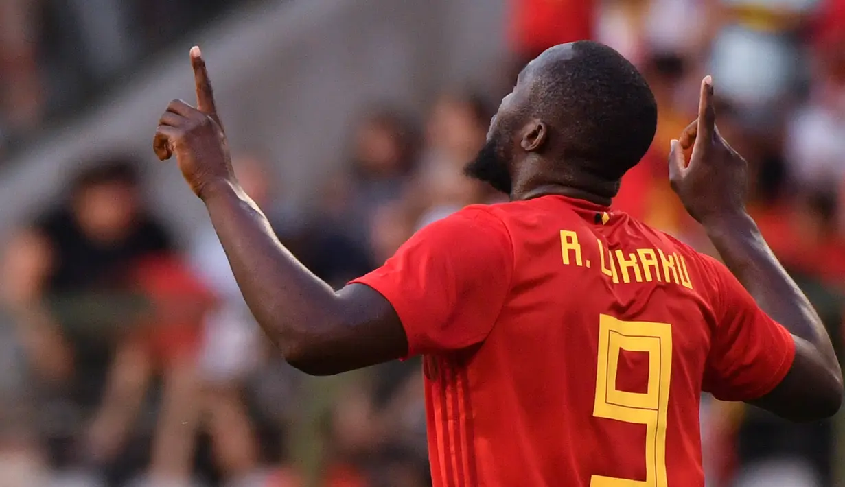 Penyerang Belgia Romelu Lukaku melakukan selebrasi usai mencetak gol ke gawang Mesir saat pertandingan persahabatan di stadion King Baudouin di Brussels (6/6). Lukaku berhasil menyumbang satu gol. (AP/Geert Vanden Wijngaert)
