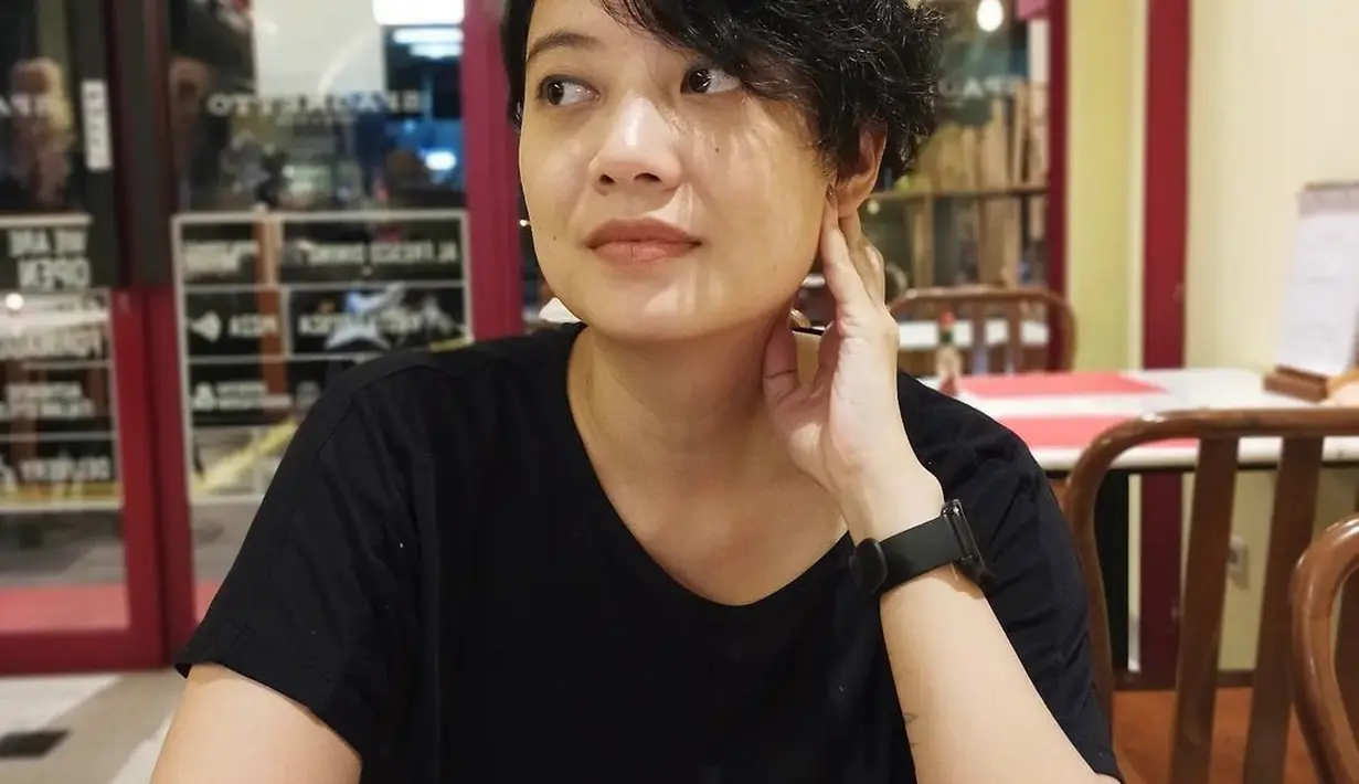Penampilan terbaru Leony Vitria Hartanti belakangan ini sangat mencuri perhatian netizen. (FOTO: instagram.com/leonyvh/)