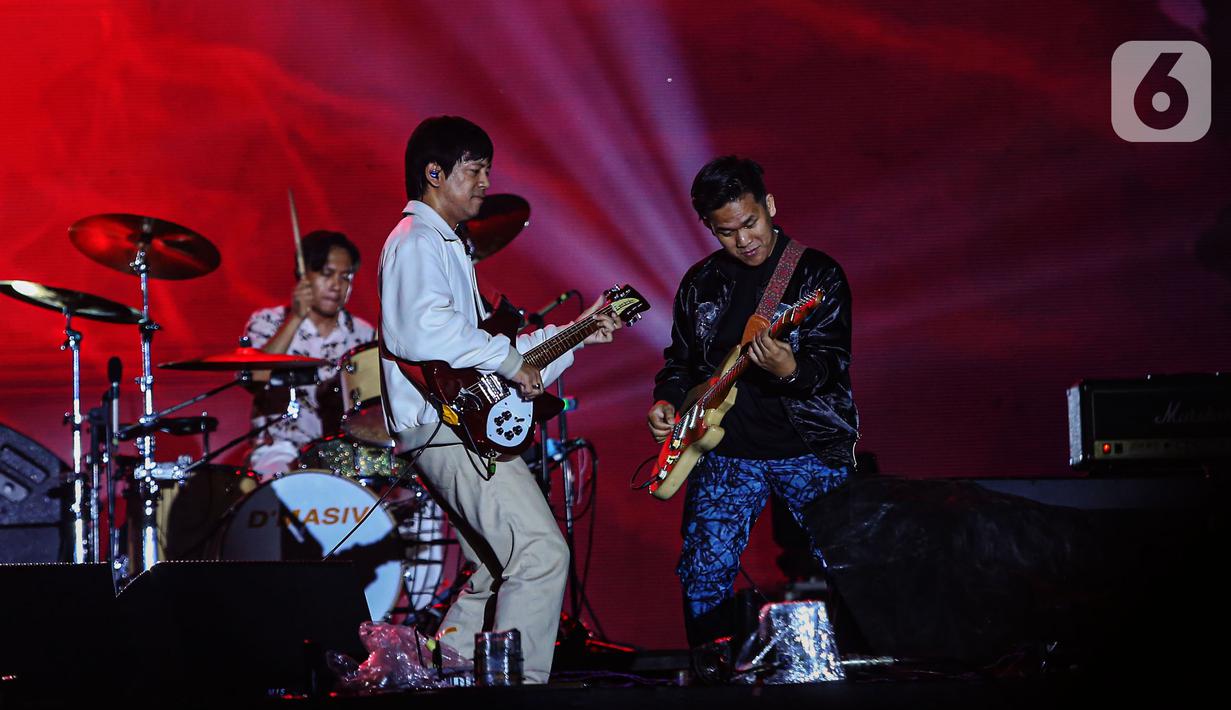 D'Masiv membawakan lagu hits mereka diantaranya Merindukanmu, Cinta Ini Membunuhku, Pergilah kasih, di Antara Kalian dan yang lainnya. (Liputan6.com/Angga Yuniar)