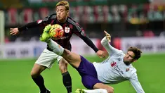 Gelandang AC Milan, Keisuke Honda (kiri) berusaha melewati bek Fiorentina, Marcos Alonso Mendoza pada lanjutan Serie A Liga Italia di Stadion San Siro (17/1). AC Milan menang atas Fiorentina dengan skor 2-0. (AFP/GIUSEPPE CACACE)