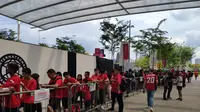 Fans Manchester United (MU) mengantre untuk dapatkan merchandise asli klub kesayangan di ICC 2019 Singapura (Liputan6.com/thomas)