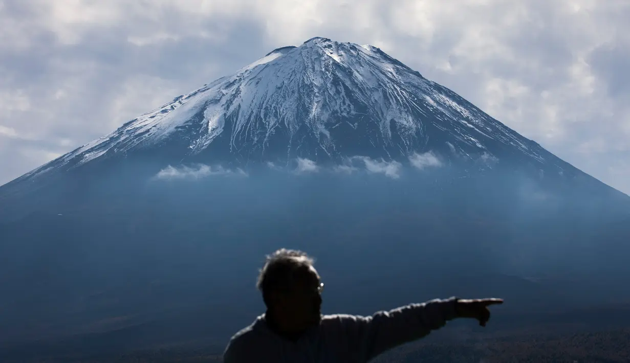 Turis melihat Gunung Fuji dari Fujikawaguchiko, Prefektur Yamanashi (1/11). Gunung Fuji terakhir kali meletus pada tahun 1707–1708. (AFP Photo/Behrouz Mehri)