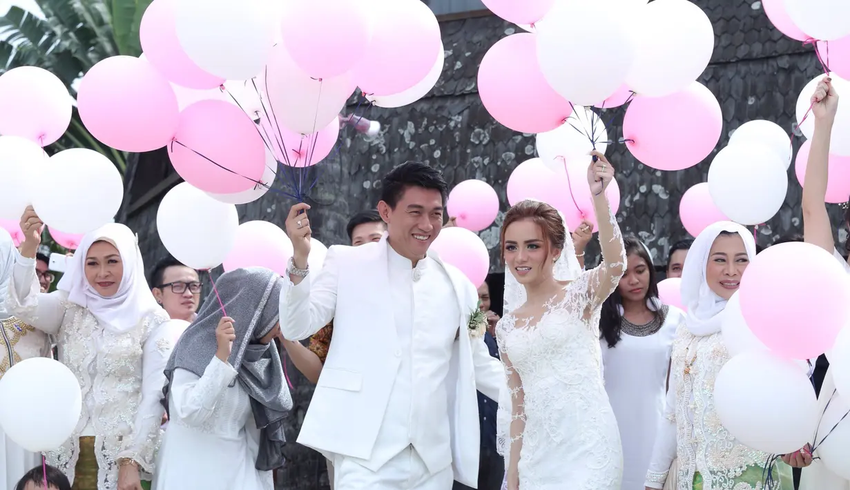 Riefian Fajarsyah atau biasa dikenal dengan Ifan, vokalis grup musik Seventeen itu memberikan mas kawin seperangkat alat salat dan emas seberat 100 gram. (Galih W. Satria/Bintang.com)