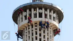 Relawan anggota pecinta alam membersihkan menara Masjid Istiqlal, Jakarta, Jumat (17/2). Menyambut Milad Masjid Istiqlal ke-39, 22 Februari 2017 mendatang, relawan pecinta alam membantu membersihkan Masjid Istiqlal. (Liputan6.com/Helmi Fithriansyah)