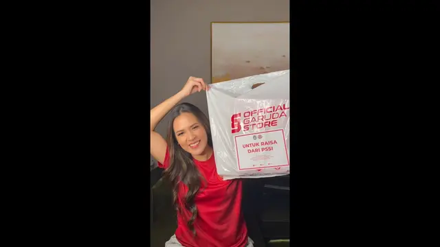 Raisa Andriana pakai jersey Timnas Indonesia di Piala AFF 2020.