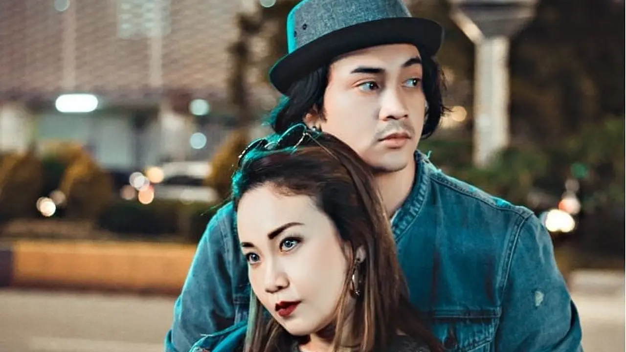 7 Potret Kemesraan Dimaz Andrean Bersama Istri yang Jarang Disorot