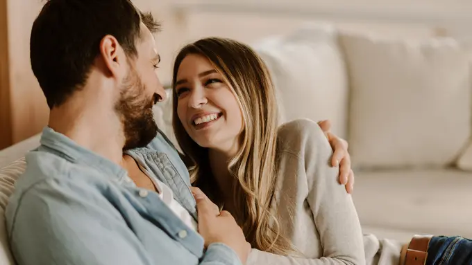 perempuan dan pasangan oktober memaafkan