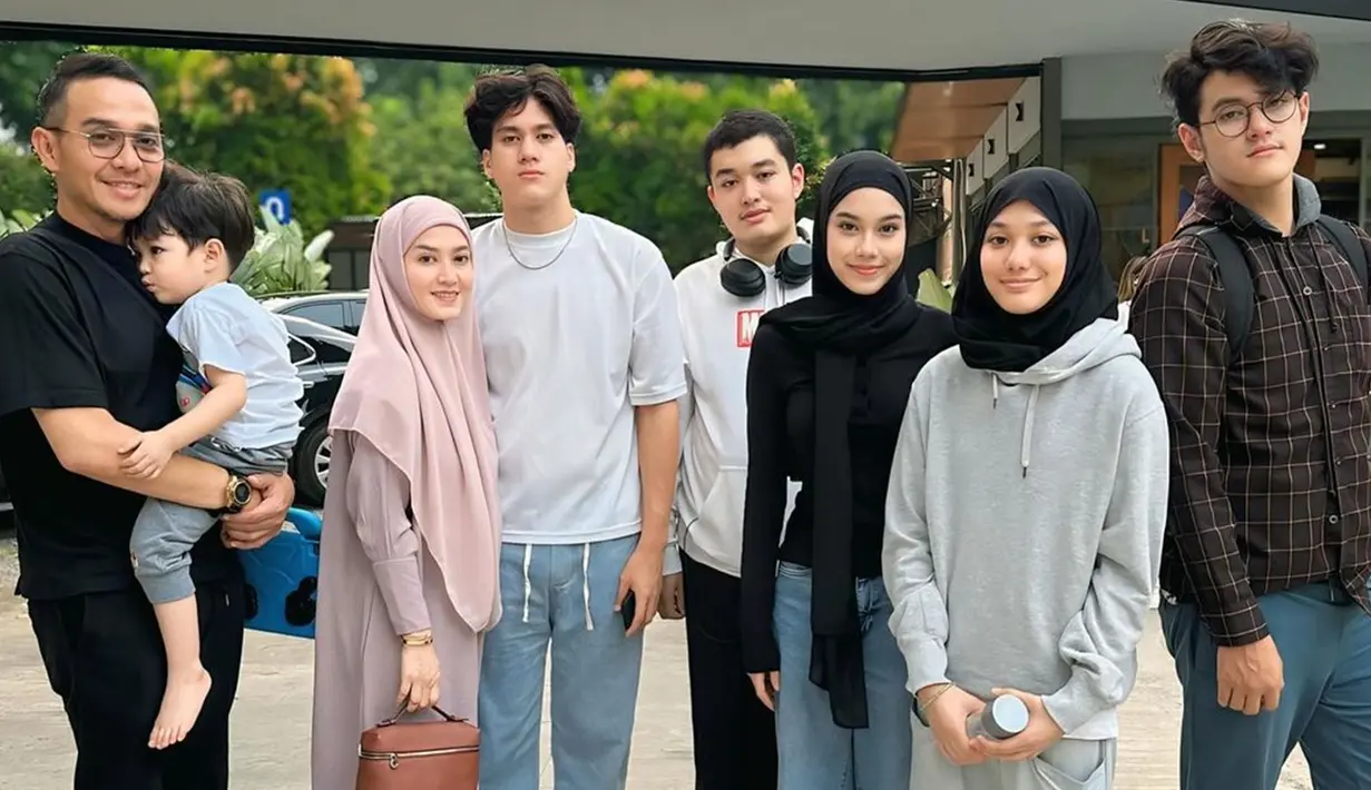 Keluarga selebriti ini juga dikenal memiliki paras menawan. Tak heran jika keluarga ini sering disebut sebagai keluarga good looking karena kecantikan dan kegantengan yang dimiliki setiap anggota keluarga. Mereka selalu support satu sama lain dalam kehangatan. (Liputan.com/IG/@lyravirna)