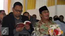 Wakil Ketua Komisi II DPR RI, Lukman Edy (kiri) melihat buku yang akan diluncurkan pada perayaan empat tahun DKPP di Jakarta, Senin (13/6/2016). DKPP meluncurkan buku yang merekam jejak Pemilukada Serentak pada 2015 lalu. (Liputan6.com/Helmi Fithriansyah)