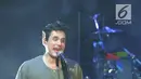 John Mayer menghibur penggemarnya saat konser bertajuk John Mayer Asia Tour 2019 di ICE BSD City, Tangerang, Jumat (5/4/2019) malam. John Mayer membuka penampilannya lewat lagu "Belief" dalam konser perdananya di Indonesia . (Fimela.com/Bambang E. Ros)