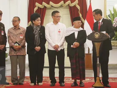 Presiden Joko Widodo (Jokowi) bertemu dengan delapan tokoh dari organisasi lintas agama di Istana Merdeka, Jakarta, Selasa (16/5). Jokowi juga menegaskan bahwa dasar negara Republik Indonesia adalah Pancasila.  (Liputan6.com/Angga Yuniar)