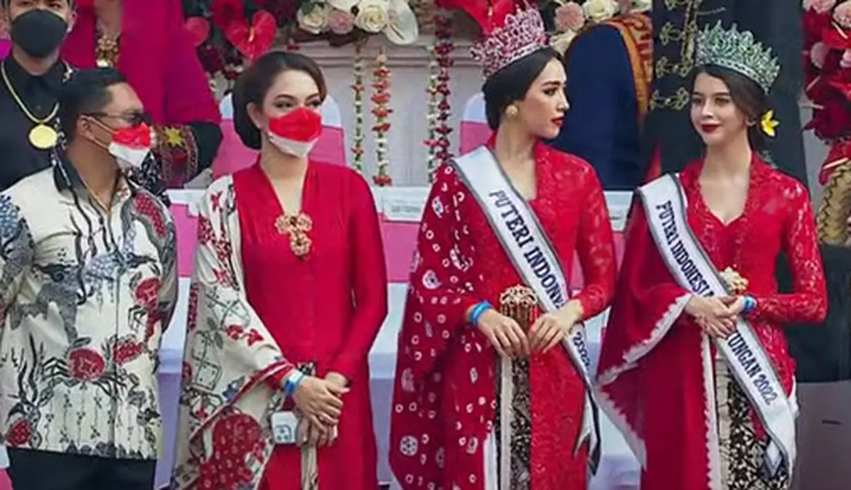 Dr. Reisha sendiri tampil anggun dengan mengenakan kebaya kartini berwarna merah polos yang dipercantik dengan bros emas di bagian tengah. Sementara kebaya merah ini dipadukan dengan batik merah putih sebagai rok lilit. (Tangkapan layar YouTube Sekretariat Presiden)