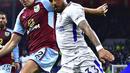 Gelandang Chelsea, Emerson Palmieri, berebut bola dengan bek Burnley, Matthew Lowton, pada laga Premier League di Stadion Turf Moor, Jumat (20/4/2018). Burnley takluk 1-2 dari Chelsea. (AP/Anthony Devlin)
