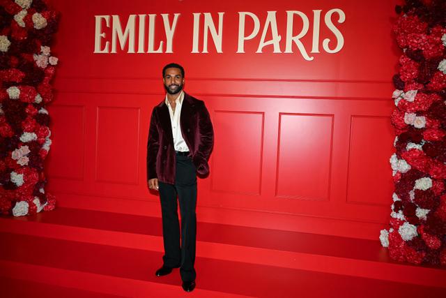 Lucien Laviscount berpose saat pemutaran perdana serial TV Netflix 