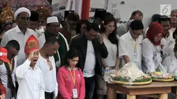 Ketua Harian TKN Moeldoko berdoa saat syukuran relawan Jokowi-Ma'ruf Amin di Jakarta, Minggu (21/4). Acara syukuran tersebut diisi oleh doa bersama, mengheningkan cipta, dan potong tumpeng. (merdeka.com/Iqbal Nugroho)