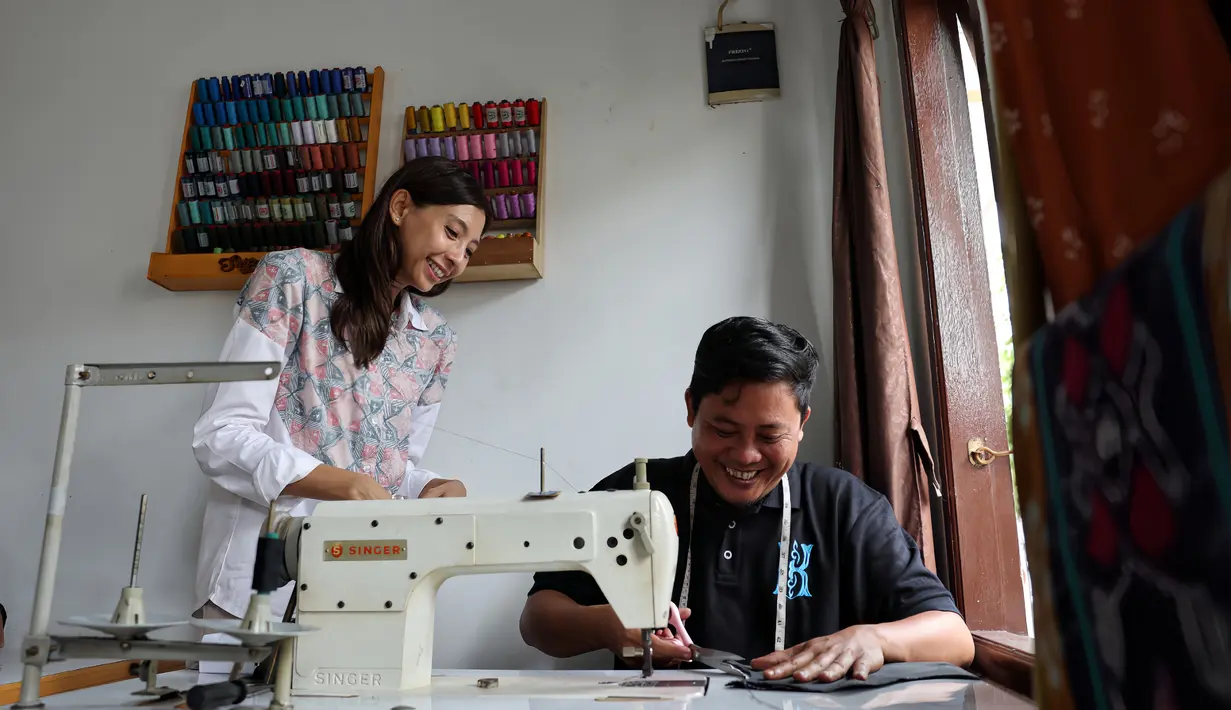 Sinta memantau detail pengerjaan sambil berdialog hangat dengan salah satu karyawannya. Menurutnya, kolaborasi dan komunikasi adalah kunci dalam menjaga kualitas produksi dan semangat tim. (Foto:Dok.BRI)