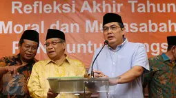 Sekjen PBNU, Helmy Faishal Zaini (kanan) memberi keterangan jelang pembacaan refleksi akhir tahun 2016 di Jakarta, Jumat (30/12). Dalam refleksinya, PBNU menyoroti pudarnya semangat toleransi dan kebhinekaan. (Liputan6.com/Helmi Fithriansyah)