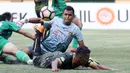 Pemain Sriwijaya FC, Alberto Goncalves (kanan) terjatuh saat berebut bola bola dengan kiper Bhayangkara FC pada lanjutan Liga 1 2017 di Stadion Patriot Bekasi, Minggu (20/8/2017). Bhayangkara menang 2-1. (Bola.com/Nicklas Hanoatubun)