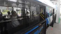 Bus Transjakarta berhenti untuk menaikkan dan menurunkan penumpang di Halte Bundaran HI, Jakarta, Senin (12/10/2020). Sejumlah halte yang rusak pascademo Undang-Undang Cipta Kerja pada Kamis (8/10) sudah dapat digunakan kembali, salah satunya yakni halte Bundaran HI. (Liputan6.com/Herman Zakharia)