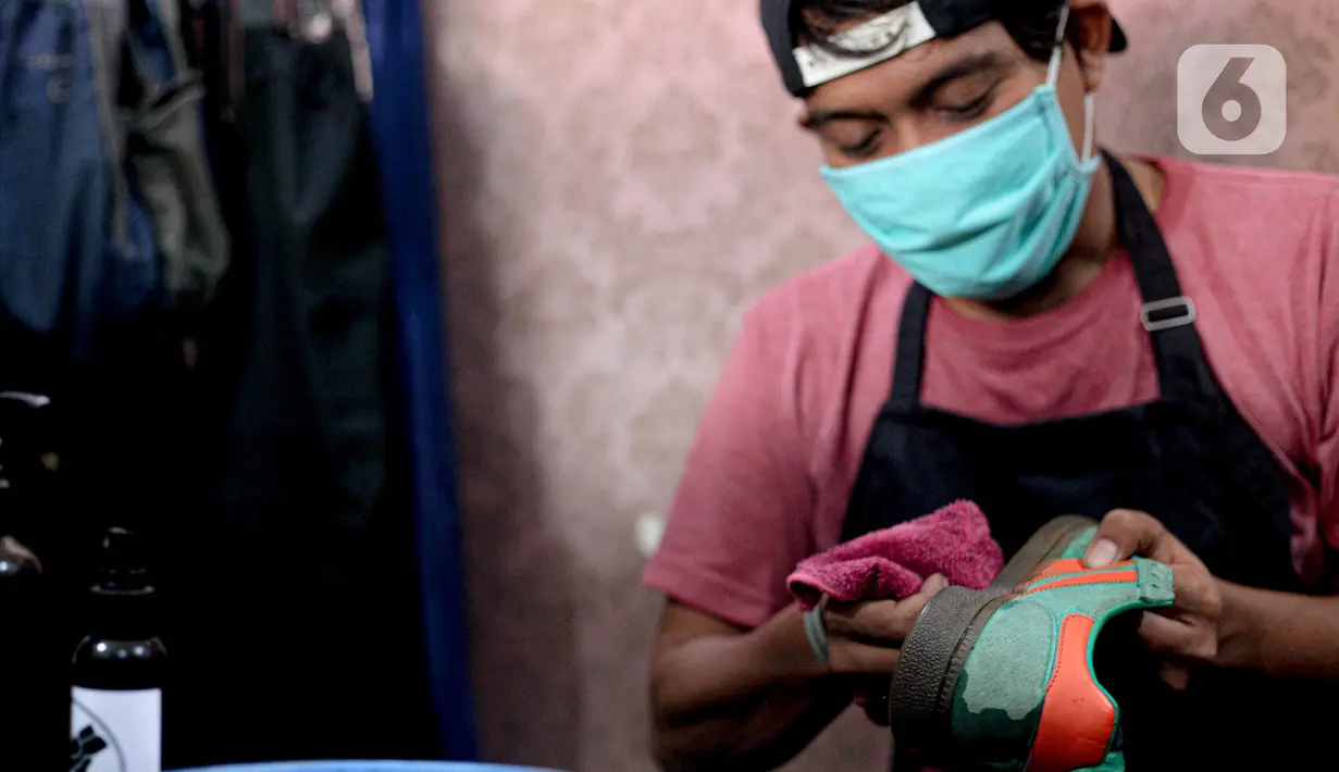 Kru membersihkan sepatu pelanggan di Soul Sepatu di kawasan Rawamangun, Jakarta, Senin (9/11/2020). Jasa pencucian sepatu mengalami peningkatan permintaan pasca sebesar 50 persen pasca pemerintah menerapkan PSBB masa transisi di DKI Jakarta. (Liputan6.com/Faizal Fanani)