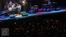 Tompi saat menghibur penonton di pagelaran musik BNI Java Jazz Festival 2017, Jakarta, Jumat (3/3). Di tahun ketiga penampilannya, Tompi membawakan sejumlah lagu, seperti Sedari Dulu, Bawa Daku, Tak Pernah Setengah Hati. (Liputan6.com/Immanuel Antonius)