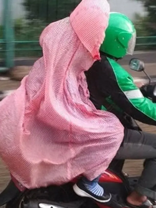6 Potret Jas Hujan Paling Anti-Mainstream, Siap Jadi Sorotan di Jalan