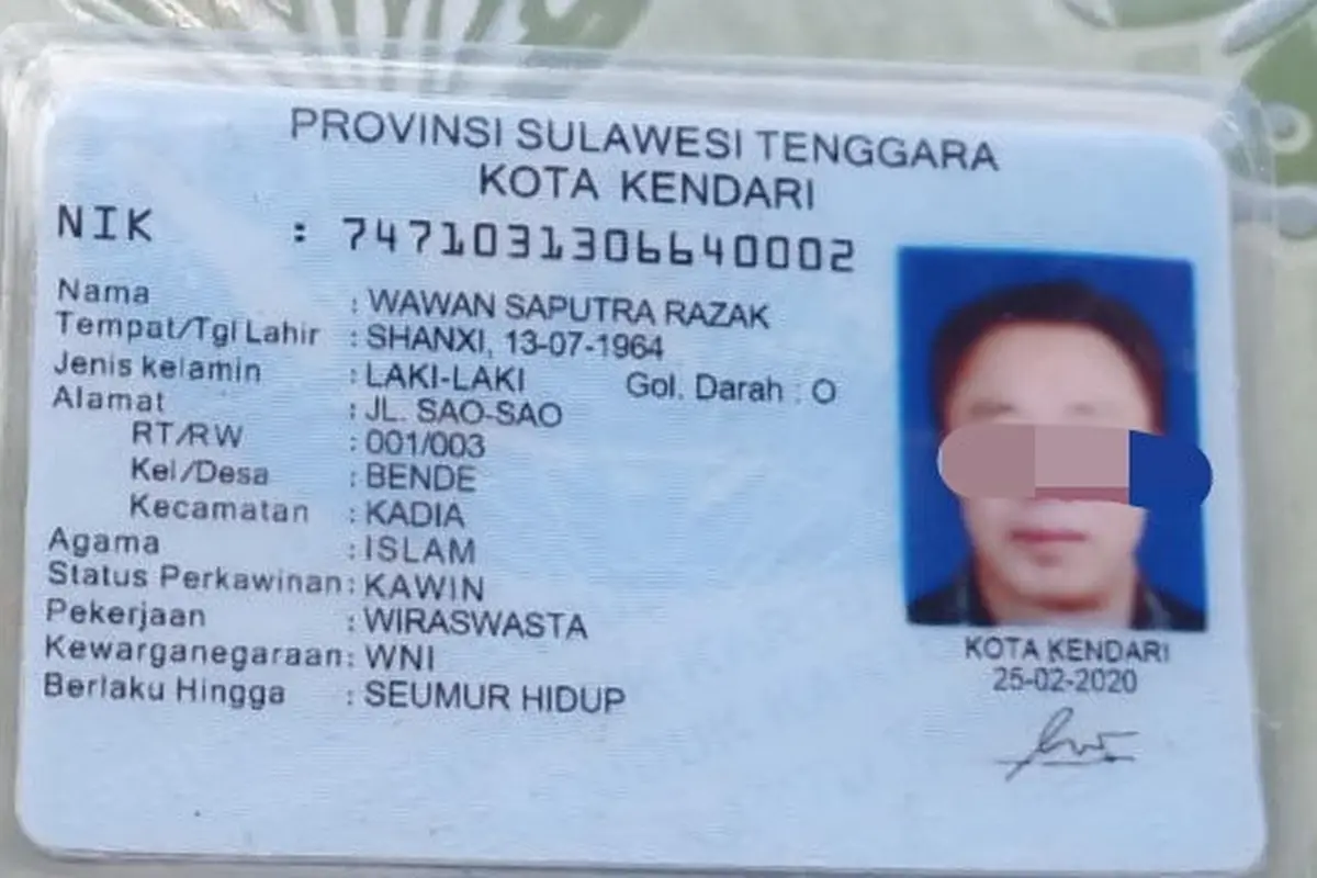 KTP palsu yang ditemukan dimiliki TKA asal China di Konawe Utara.(Liputan6.com/Ahmad Akbar Fua)
