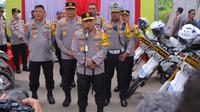 Kapolda Metro Jaya Irjen Polisi Karyoto meninjau langsung Pos Pengamanan di Km 25B Tol Jakarta-Cikampek, Cibitung, Bekasi, Sabtu (5/4/2025). (Foto: Istimewa).