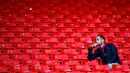 Salah satu Liverpudlian duduk termenung di tribun menyusul kekalahan Liverpool dari Chelsea 0-2 di stadion Anfield, Liverpool, Minggu (27/4/2014). (REUTERS/Darren Staples)