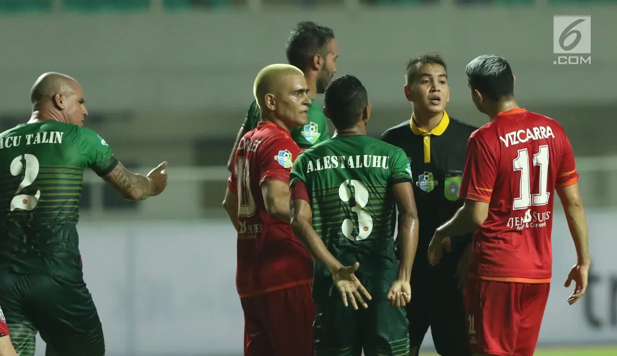 Pemain PS TNI dan Arema FC melakukan protes kepada wasit Ikhsan Prasetya Jati saat laga lanjutan Liga 1 Indonesia di Stadion Pakansari, Bogor, Senin (3/7). Laga kedua tim berakhir imbang 0-0. (Liputan6.com/Helmi Fithriansyah)