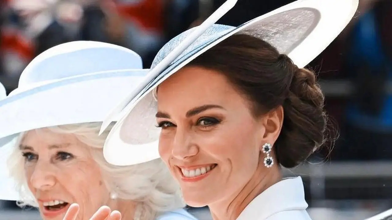 Kate Middleton Tampil Elegan Pakai Gaun Putih dan Perhiasan Putri Diana di Parade Trooping the Colour