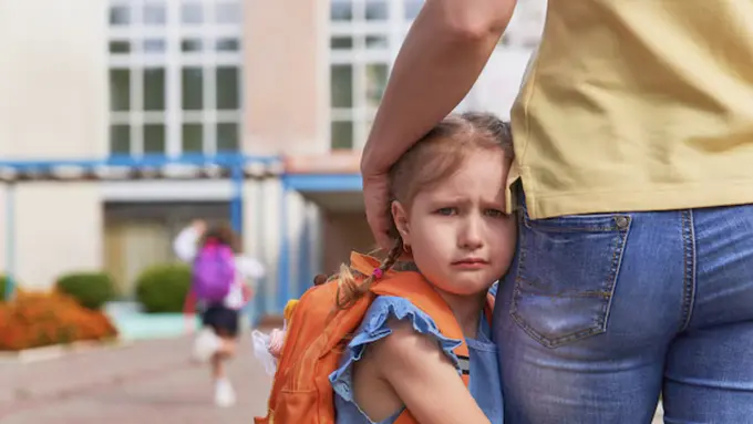 Anak Rewel di Hari Pertama Sekolah? Begini Cara Bijak Menghadapinya (photo by freepik.com)