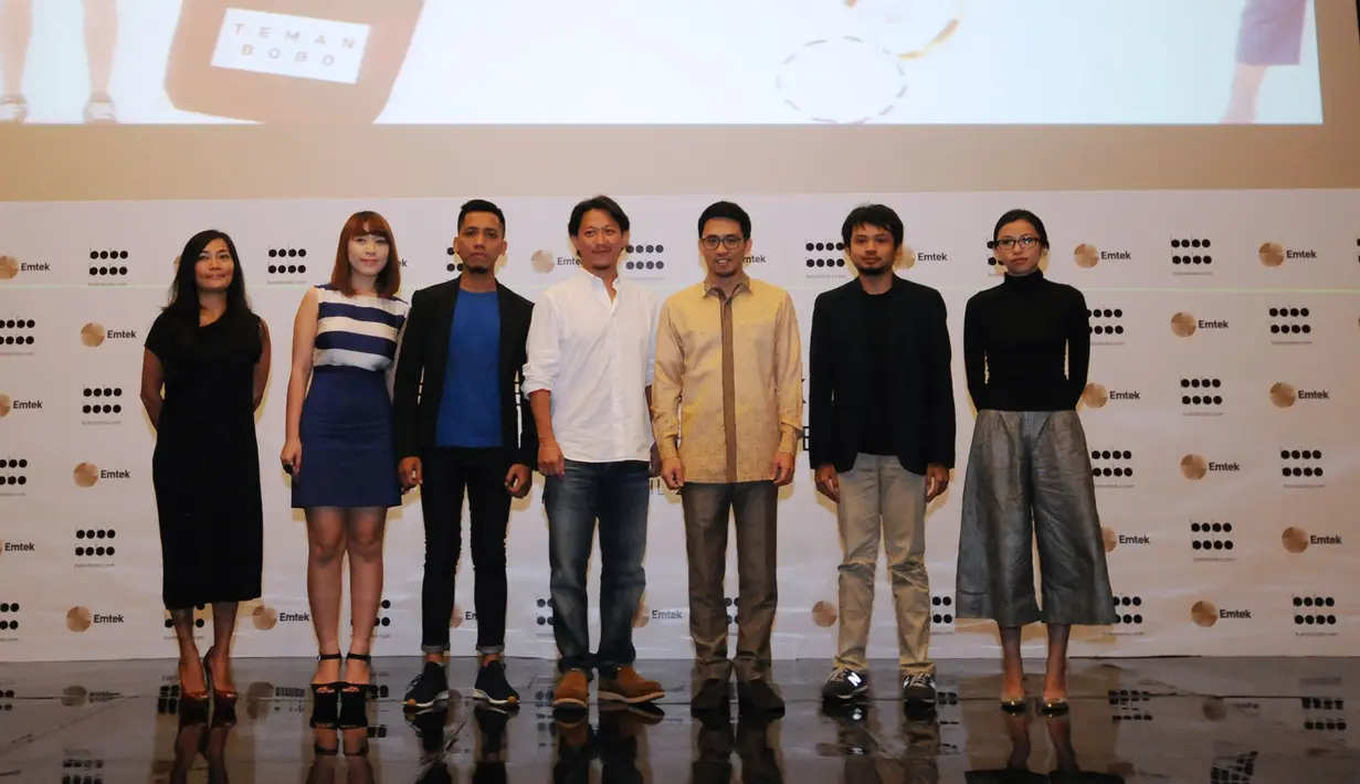 Direktur Utama EMTEK Grup, R. Alvin Widarta Sariaatmadja (ketiga dari kanan) bersama Jimmy Akili (CEO Bobobobo.com) serta para desainer ternama berfoto usai penandatanganan nota kerjasama di Jakarta, Rabu (29/4/2015). (Liputan6.com/Helmi Fithriansyah)
