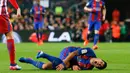 Kecepatan Luis Suarez seringkali membuat dirinya menjadi korban tekel lawan seperti saat melawan Atletico Madrid pekan lalu. (AFP PHOTO / Pau Barrena)