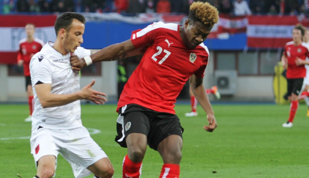 Gelandang Austria, David Alaba (kanan), mendapat kawalan ketat dari pemain Albania, Elseid Hysaj dalam laga uji coba yang digelar di Stadion Ernst Happel, Wina, Minggu (27/3/2016) dini hari WIB. (Bola.com/Reza Khomaini)