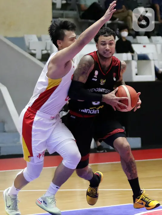 Pebasket Timnas Indonesia, Brandon van Dom Jawato (kanan) mencoba melewati adangan pemain China pada laga playoff perempat final FIBA Asia Cup 2022 di Istora Senayan, Jakarta, Senin (18/7/2022). Timnas basket Indonesia tersingkir dari ajang FIBA Asia Cup 2022 usai menelan kekalahan telak 58-108 dari China. (Liputan6.com/Helmi Fithriansyah)