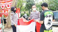 Polresta SIdoarjo membagikan 5 ribu bendera merah putih. (Dian Kurniawan/Liputan6.com)